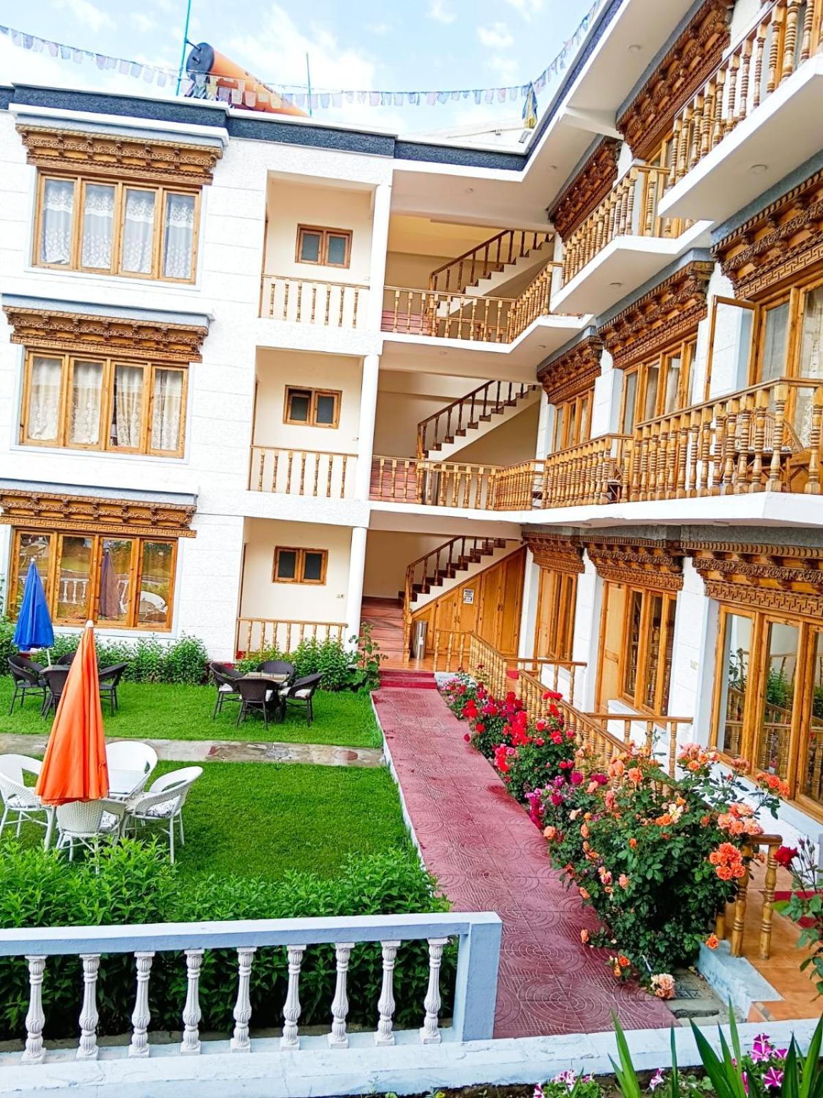 Kidar Hotel Leh Bagian luar foto