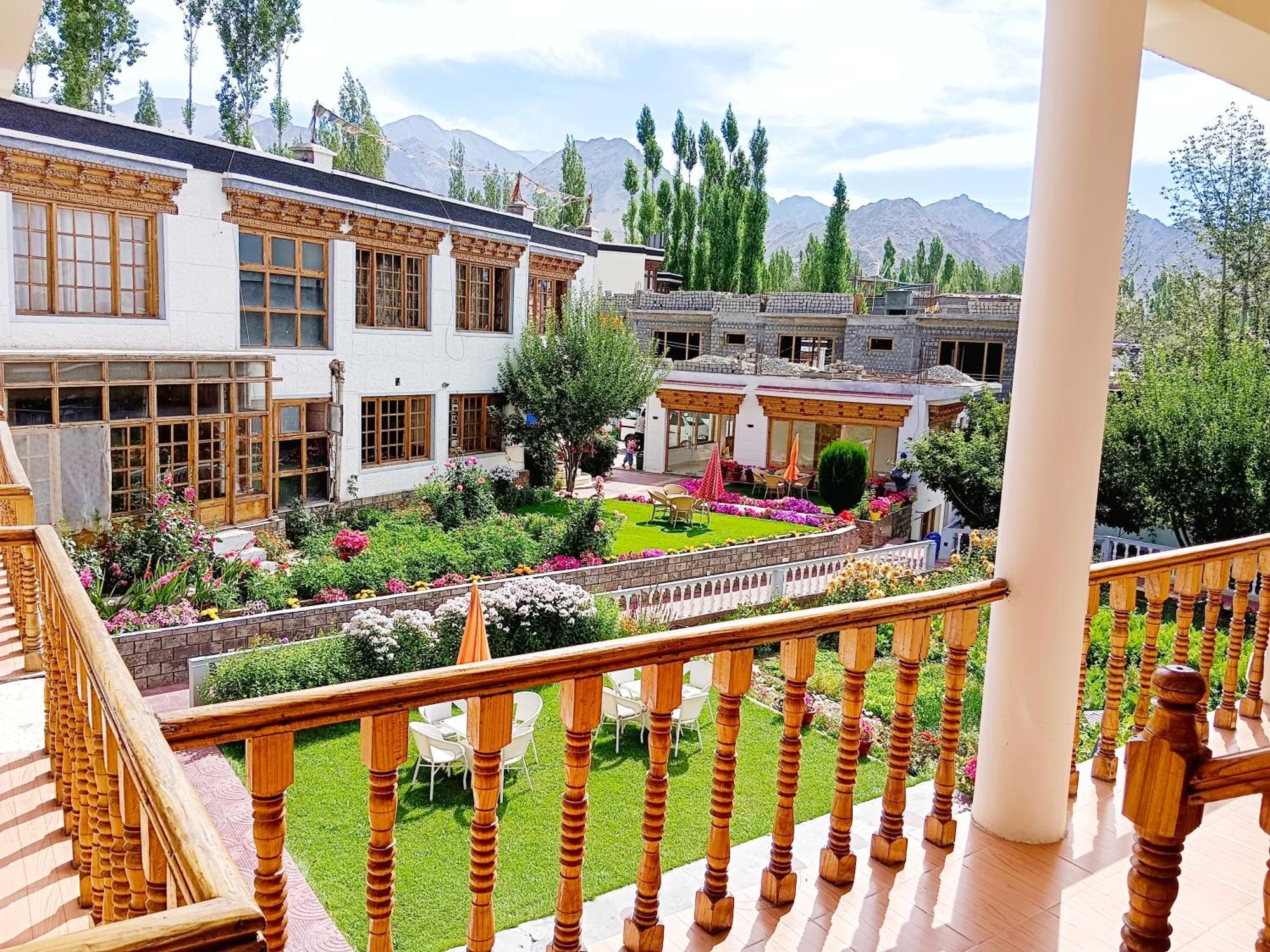 Kidar Hotel Leh Bagian luar foto