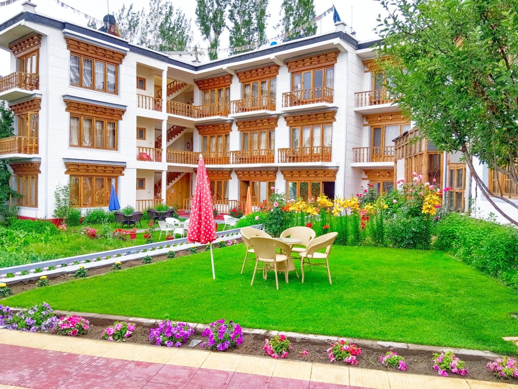 Kidar Hotel Leh Bagian luar foto
